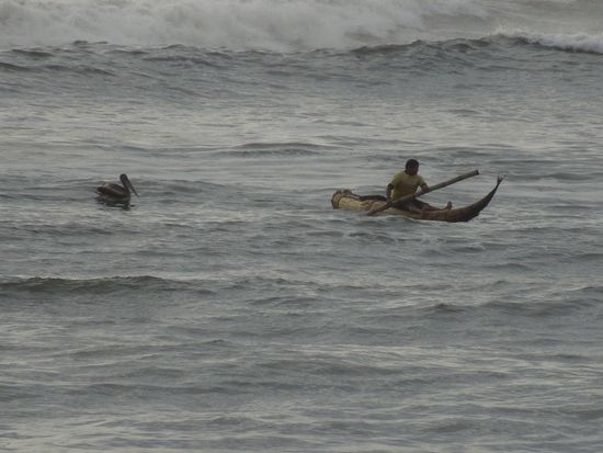 Ein Fischer im Totora-Schilf-Boot
