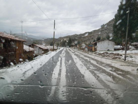Kleiner Hagelschauer unterwegs - sofort stehen die Eingänge der Lehmziegelhäuser unter Wasser.