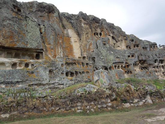 Felsengräber - eine Bestattungsform der Chachapoyas