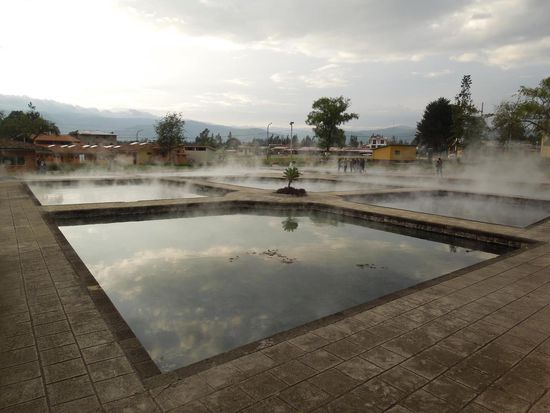 Ca 70°C heißes Wasser blubbert da aus der Erde.