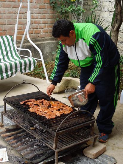 Martin, eigentlich Rechtsanwalt, macht sich auch gut als Grillchef 