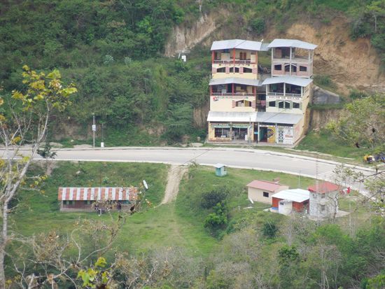 Peruanische Grenze:
linke rechteckige Baracke mit "Streifendach": Polizei
rechts, cremefarbiges Hüsli : Migration
rechts; rotes Hüsli: Lebensmittelkontrolle - nur bei Einreise
rechts; weißes höheres Hüsli: Zoll