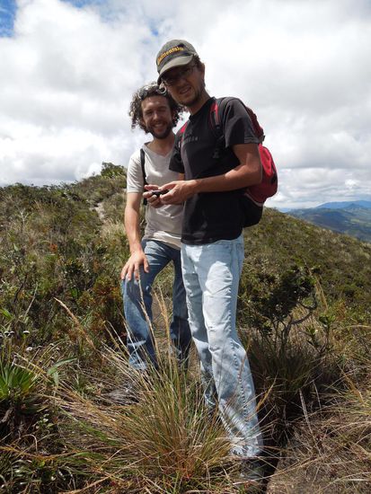 Die Herren orten grad dank GPS die erreichte Höhe.