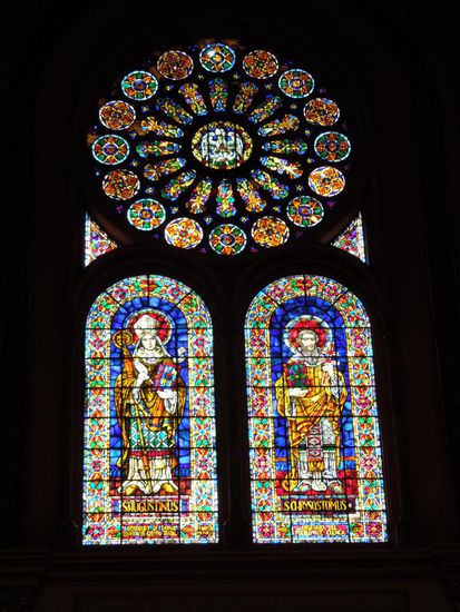 und hier ein Blick auf eines der wunderschönen Seitenfenster.