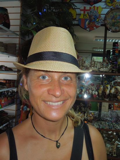 Der Hut steht ihr gut - nur fürs Foto 