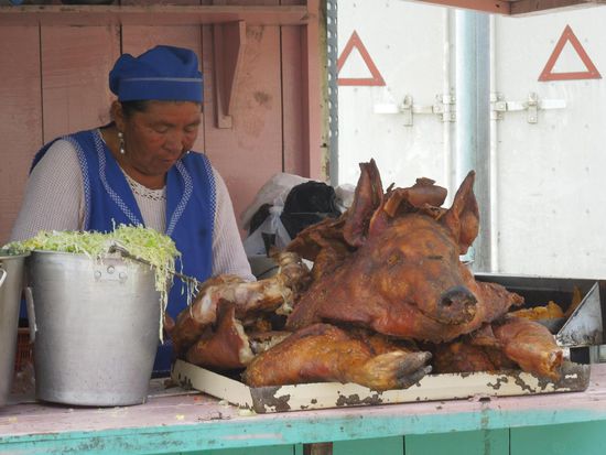 Die Mamita hat zum Mittag Salat mit Schweinefleisch und knuspriger Schwarte im Angebot ...
