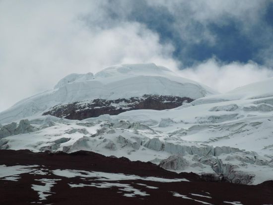 Der Blick nach oben - eine Mauer aus Eis &amp; Fels.