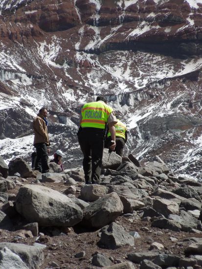 Die Polizei wollte auch mal den Gipfel aus nächster Nähe bestaunen, allerdings sind die Herren in ihren Lackschühchen  schnaufend nur sehr langsam voran gekommen ...