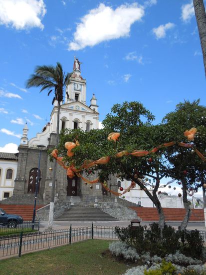 Dorfkirche in Cotacachi mit Weihnachtsdeko-Baum