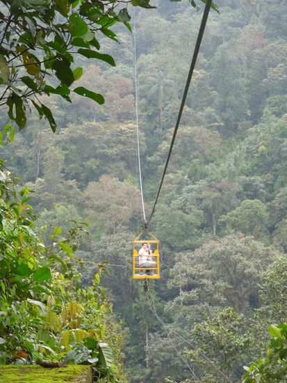 Mit der Tarabita gings quer über die Bäume.