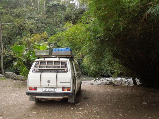 Unser grüner Schlafplatz am Fluß