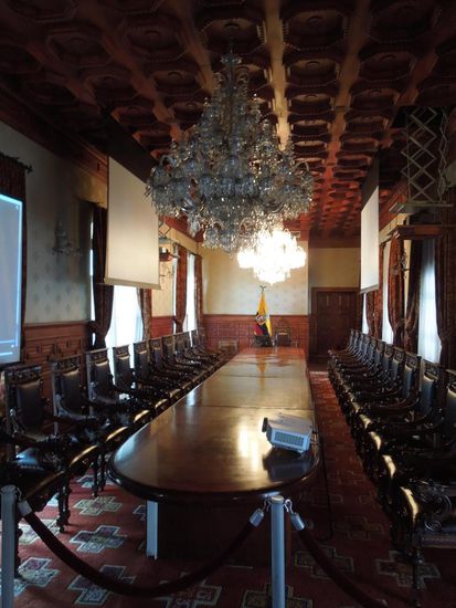 Konferenzraum - der Platz am Kopf ist für den amtierenden Präsidenten.