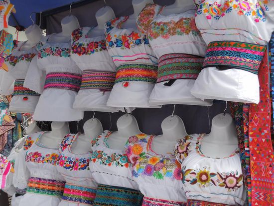 Traditionelle Blusen der Otavaleñas