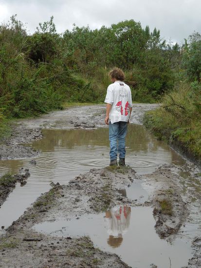 Hier schätzt Claudio die Schlammtiefe persönlich 