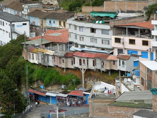 Stelzenhüsli und zahlreiche Souvenirshops auf dem Weg zum Gotteshaus.
