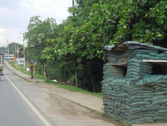 Militärposten an der Strasse