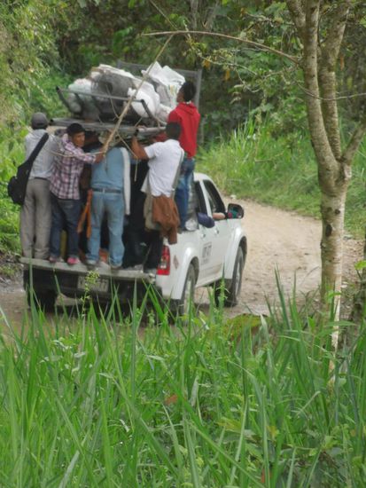 Gut beladenes Taxi unterwegs um San Augustin
