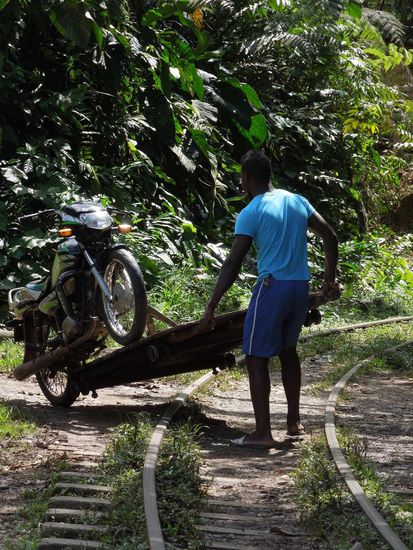 Die Bruja wird auf die Gleise gechleppt