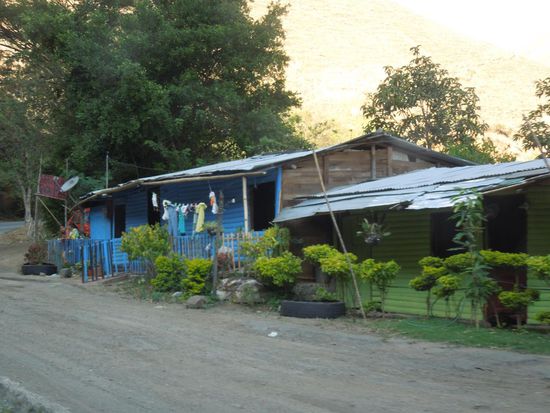 Wohnhäuser am Strassenrand