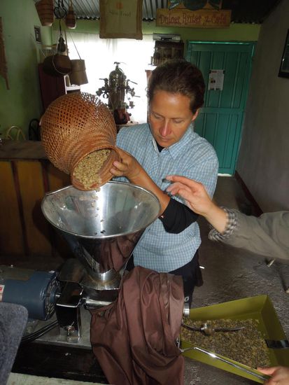 In der Schälmaschine werden die getrockneten Kaffeebohnen von der Pergamenthaut befreit - heraus kommen grüne Kaffeebohnen