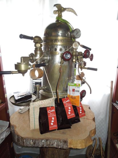 Diese altertümliche Maschine ist original aus Italien und in Kolumbien voll im Einsatz!