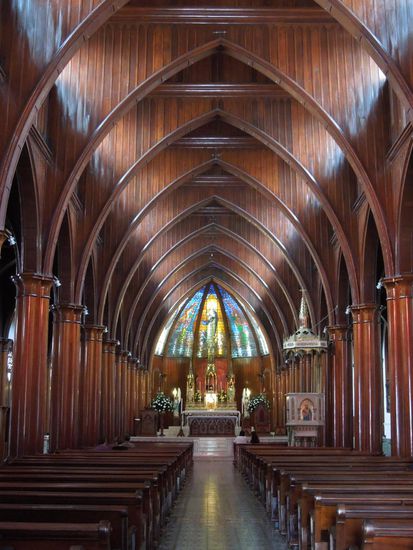 Die Holzkirche von innen