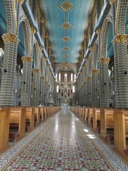 Das ist nicht der Blick in ein blitzblank gekacheltes Schwimmbad sondern ins Kircheninnere ...