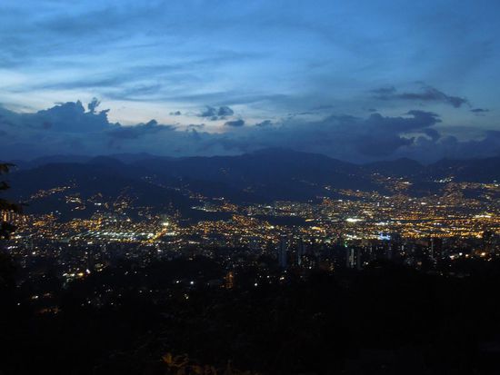 Abendstimmung in Medellín - genialer Ausblick von "Zuhause"