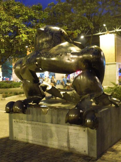 Eine zerstörte Figur (Taube) von Fernando Botero - ein Mahnmal für ein sinnloses Attentat.