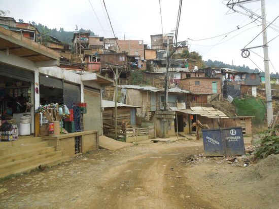 Bei der Fahrt durch das Viertel St. Domingo, eines der Ärmeren der Stadt fiel uns die Lebensfreude der Menschen auf. Das Viertel ist voll mit jungen Leuten, die Stolz ausstrahlen und meist ein Lachen im Gesicht haben – auch wenn sie zum Teil in zusammengeschusterten Holzhütten leben.
