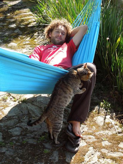 Auch Mietze Abril hat erkannt, dass es in der Hängematte mega bequem ist.