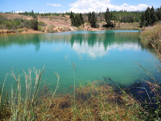 Sulfat, Kupfer und Ähnliches sind verantwortlich für diese Farbintensität.