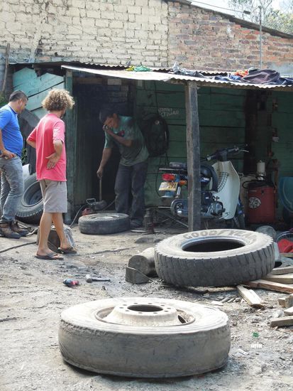 Innerhalb von 10 Minuten war der Reifen wieder geflickt, kolumbianische Handarbeit!