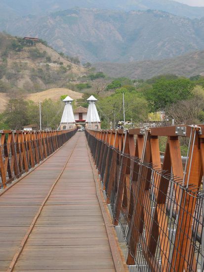 Die Puente Occidental überspannt den Río Cauca