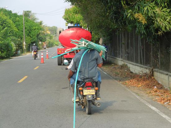 Ganz normaler Warentransport auf dem Moped.