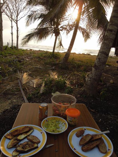 Salat, Guacamole, gebruzelte Auberginen und ein kühles Bier - Abendessen bei Sonnenuntergang 