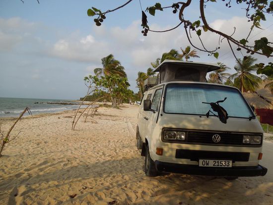 Einen Platz an der Sonne mit den Füßen im Sand - Bussli rundum zufrieden.