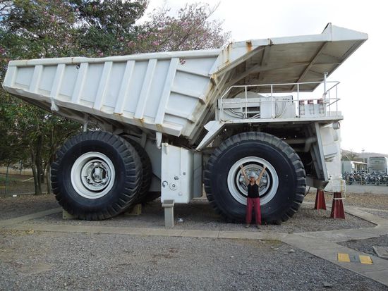 Diese überdimensionierten LKW`s kannten wir bereits von der Kupfermine in Chile.