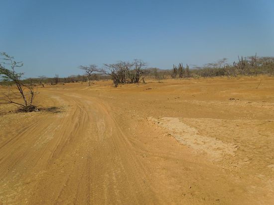 Harter sandiger Untergrund als Fahrbahn.