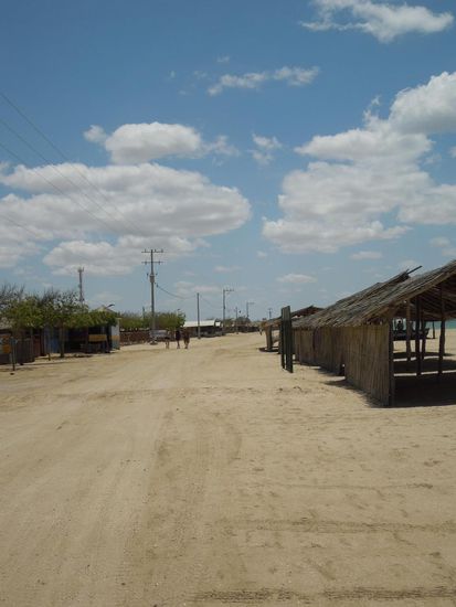 Das ist Cabo de la Vela Downtown - noch sehr sehr verschlafen, aber der Tourismus hält Einzug.