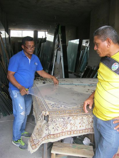 Hier wurde die Acrylscheibe zugeschnitten.