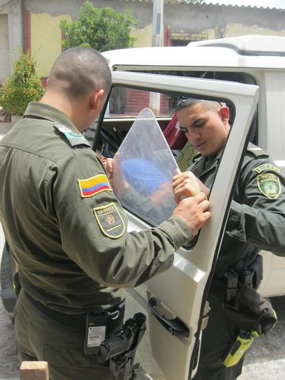 Polizei in Action beim Einpassen der "Scheibe".