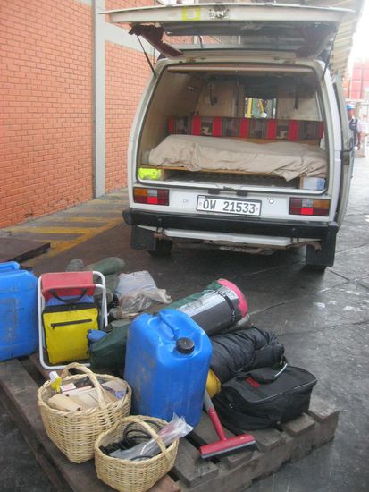 Für die sehr intensive polizeiliche Autokontrolle musste alles ausgeräumt werden.