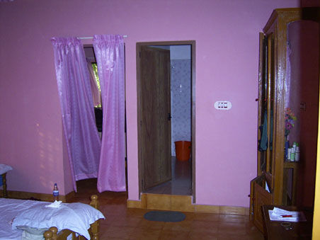 Unser Zimmer ist groß und luftig. Trotz der Hitze drinne find ich ´s wunderschön!