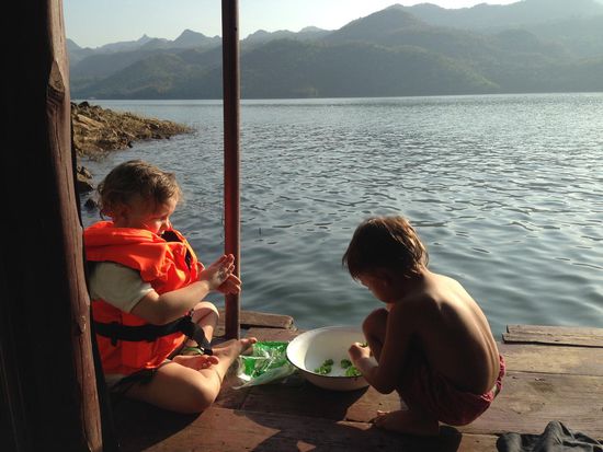 Die Kinder machen Fischfutter.