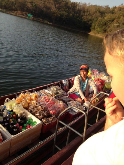 Der Tante Emma-Laden kommt auch ab und an vorbei. Und das ist auch gut so, denn das Bier geht aus 