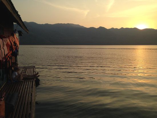 Vorlesen beim Sonnenuntergang.