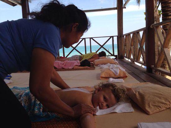 Leni genieß ihre tägliche Massage 