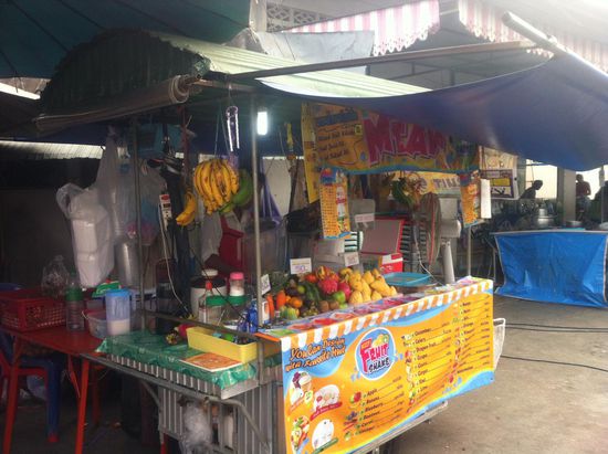 Obstsaftstand in Thong Sala. Thong Sala ist der Hauptort der Insel und 45 min Fahrtweg von unserem Strand.