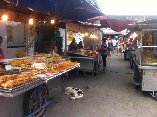 Marktplatz mit viel lecker Essen.